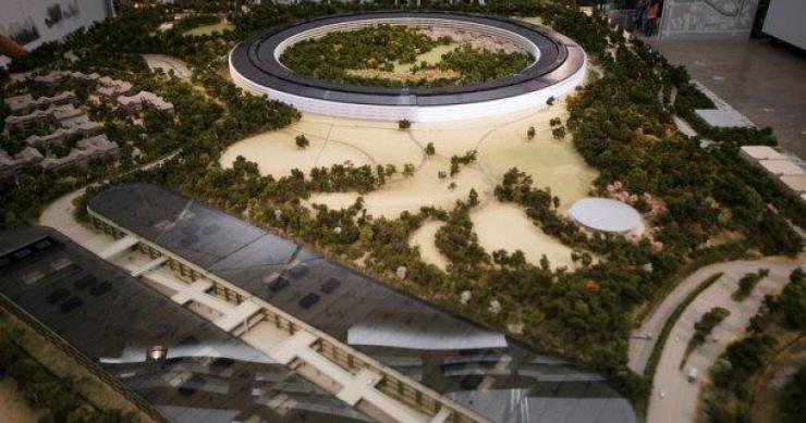 Primeira maqueta da nova sede da Apple. Foto: Mercurynews.com “Nave espacial”, a nova sede da Apple, começa a ser construída
