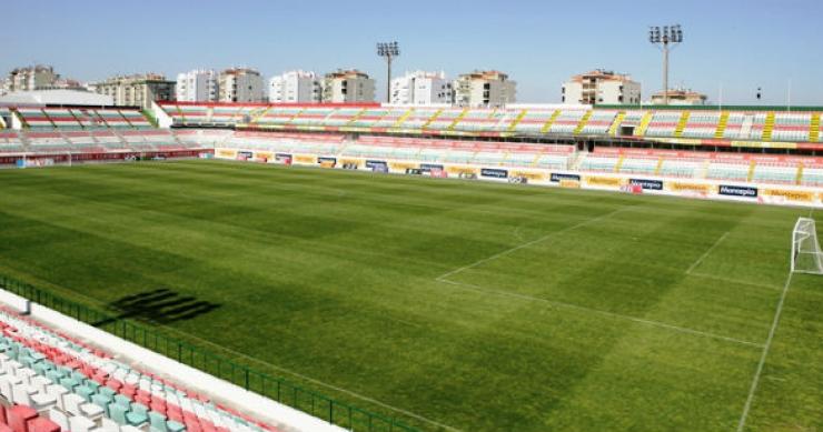 Estádio José Gomes, onde jogava o Estrela da Amadora, que foi declarado insolvente em 2009. Benfica quer comprar instalações do Estrela da Amadora