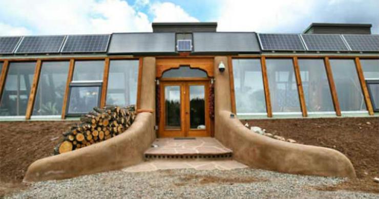 Exemplo de uma casa "Earthship" localizada no Novo México. Foto: earthship.com “Earthship”, casas ecológicas construídas com garrafas, latas e pneus