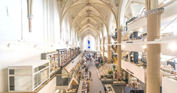 Catedral gótica do século XV transformada numa moderna livraria na holanda (fotos)