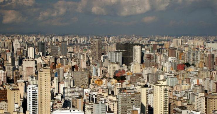 Vista panorâmica de São Paulo, no Brasil. Brasileiros aproveitam Mundial para arrendar casas e quartos