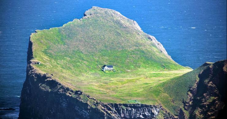 A casa Bjork, como é conhecida, encontra-se na pequena ilha de Elliðaey, no sul da Islândia. casas de fim-de-semana: abraçar a natureza num lugar inesquecível em amarante (fotos)