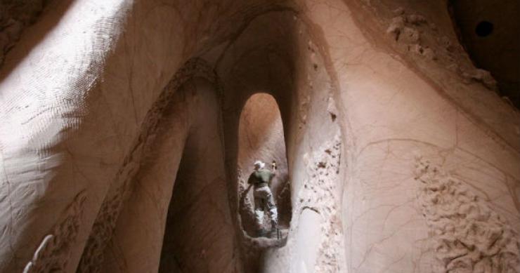 Ra Paulette a trabalhar na sua caverna no Novo México. O homem que escavou uma catedral subterrânea no deserto dos EUA (fotos e vídeo)
