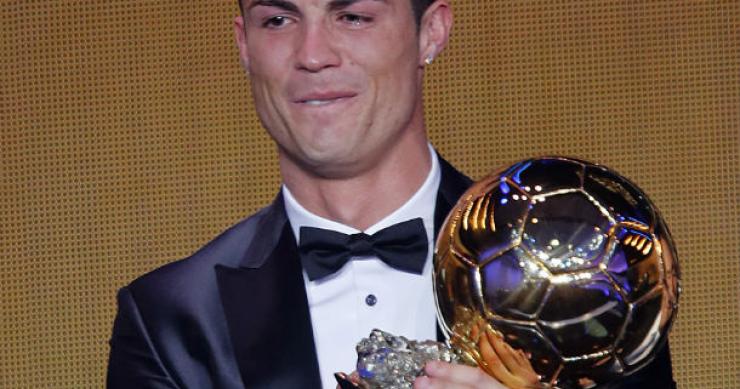 Cristiano Ronaldo vence Bola de Ouro e… chora (vídeo)