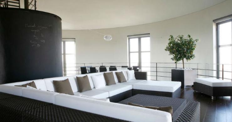 A habitação em causa está localizada em Steenokkerzeel, na Bélgica. Transformação de um depósito de água numa moderna casa familiar (fotos)