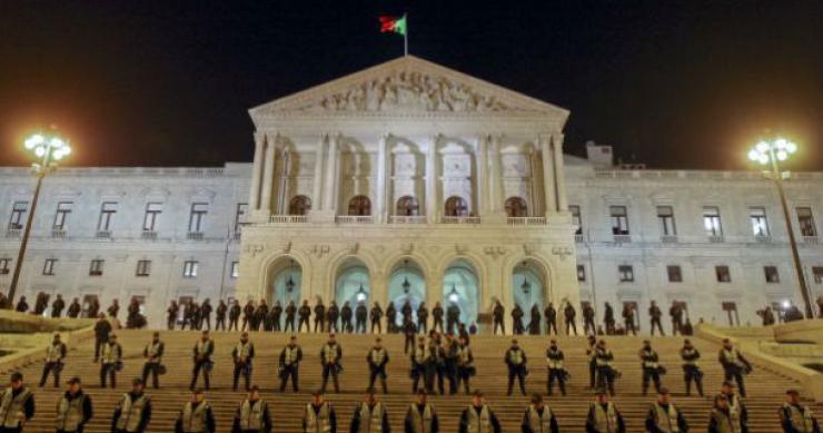 Manifestação de polícias termina com dez feridos e duas detenções