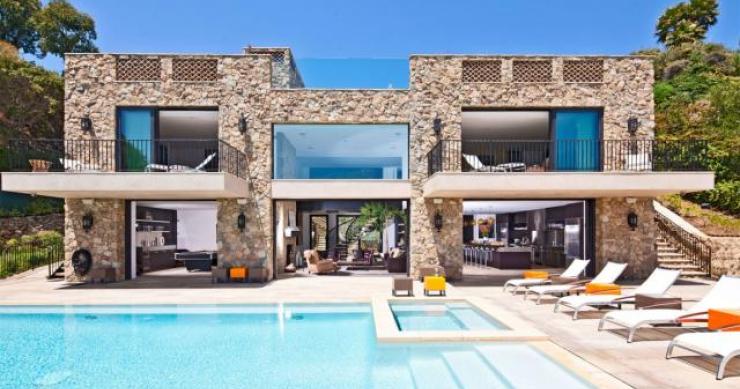 Casas de sonho: Mansão de estilo italiano com spa na piscina e vista para o mar em Malibu (fotos) 