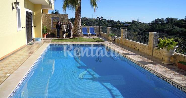 Casas de fim de semana: Relaxar à boleia do sol numa casa com piscina e perto da praia (fotos) 