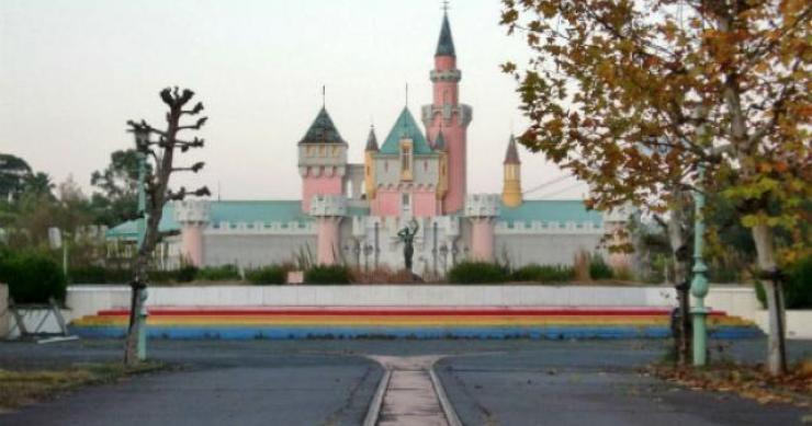 Cópia perfeita e abandonada da “Disneyland” está à venda por 5 milhões de euros (fotos) 