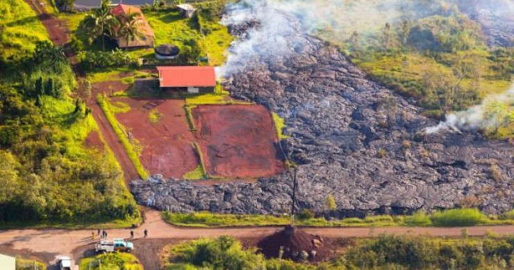 Espetacular sequência de como se consome uma casa arrasada por um rio de lava no Havaí (fotos) 