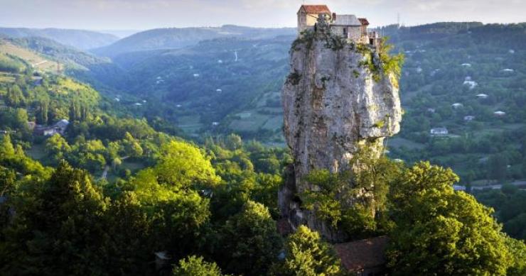 A casa mais isolada do mundo encontra-se em cima de uma rocha na Geórgia (fotos) 
