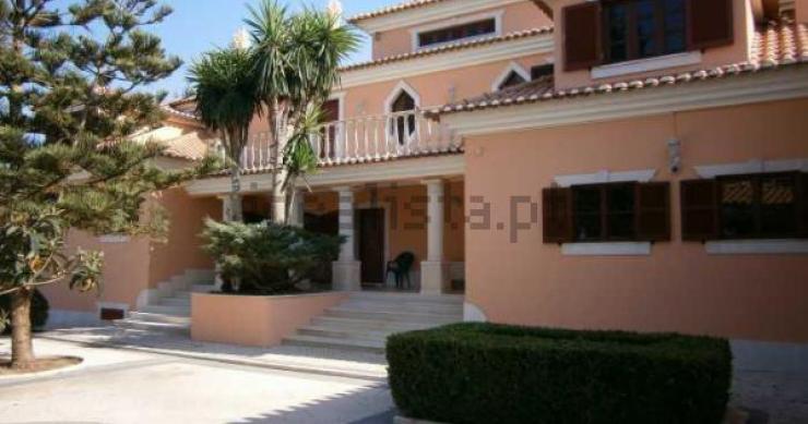 Esta magnifica moradia está localizada no Cartaxo e custa 1.650.000 euros. Esta magnifica moradia está localizada no Cartaxo e custa 1.650.000 euros.