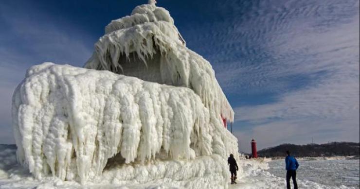 A beleza que emergiu do frio: os espetaculares faróis congelados do Lago Michigan (fotos) 