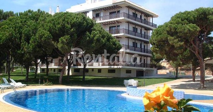 Casas de fim de semana: Escapadela com direito a piscina e praia em Albufeira (fotos)