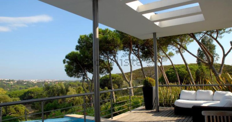 Esta espetacular moradia está localizada em Cascais e custa 3.200.000 euros. Esta espetacular moradia está localizada em Cascais e custa 3.200.000 euros.