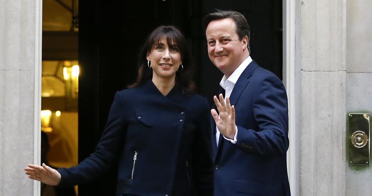 David Cameron, na foto com a mulher Samantha, vai manter-se no número 10 de Downing Street.