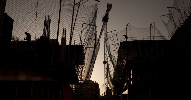 Obras públicas atrasam recuperação do setor da construção