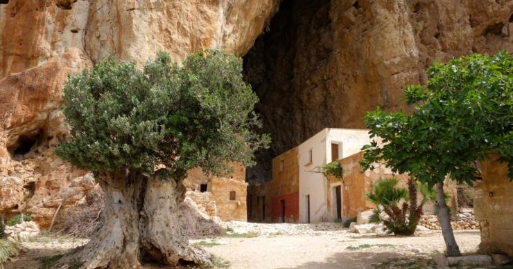 A centenária aldeia italiana escondida numa caverna 