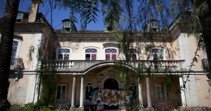 Palácio da Quinta das Águias é um dos imóveis em mau estado, fotografado pelo Público Palácio da Quinta das Águias é um dos imóveis em mau estado, fotografado pelo Público