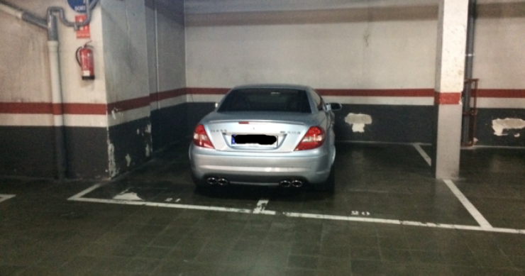 Carro mal estacionado numa garagem comunitária. (Foto: Forocoches). Carro mal estacionado numa garagem comunitária. (Foto: Forocoches).