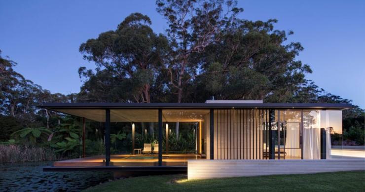 Casas de sonho: A mansão minimalista de madeira e vidro que um arquiteto novato desenhou para os pais 