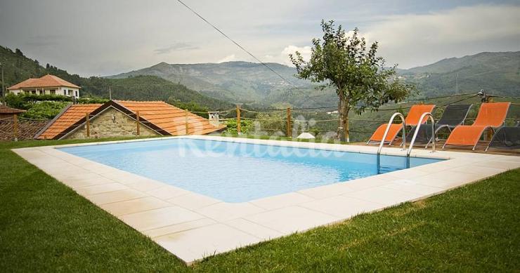 Casas de fim de semana: Mergulhar numa piscina com vista para a serra (fotos)