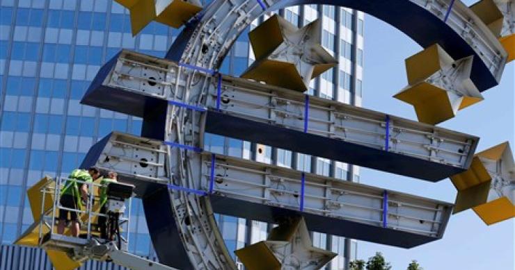 BCE desmonta símbolo do euro em Frankfurt no dia após o referendo grego