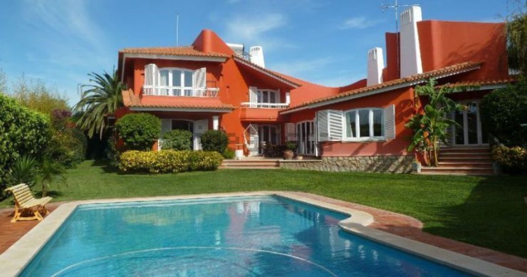 Esta mansão de luxo está à venda em Cascais (Lisboa) por 1.620.000 euros.