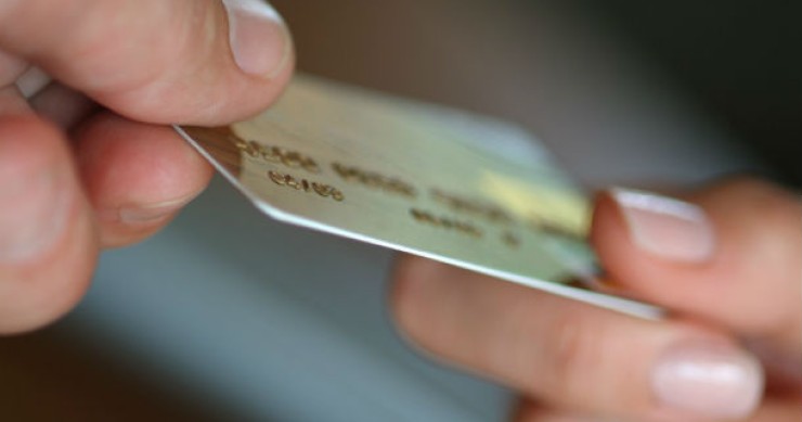 É cada vez mais caro ter cartão de débito