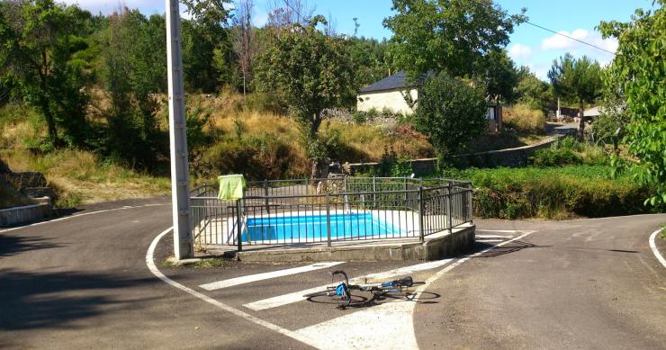 Imagem da piscina municipal de Villar de Omaña. Foto: puertosdeleon.blogspot.com.es