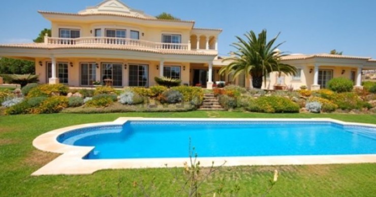 Esta espetacular moradia encontra-se em Albufeira e custa 2.400.000 euros