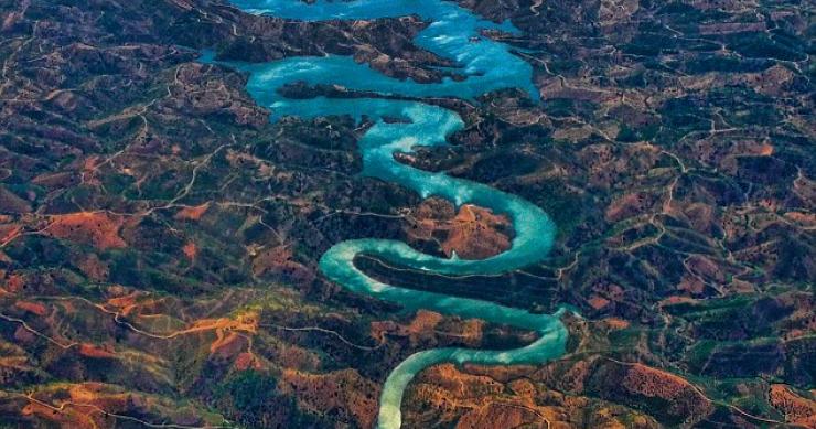 Fotografia de ribeira portuguesa em forma de dragão faz furor nas redes sociais chinesas 