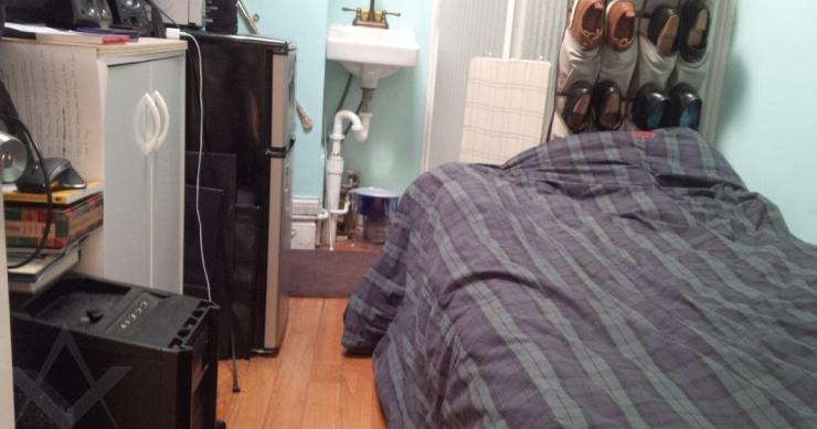 Um apartamento que é tão pequeno, tão pequeno que se engordas já não entras... 