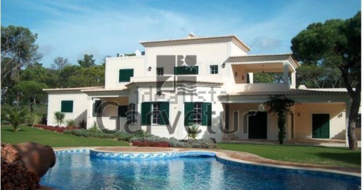 Esta maravilhosa moradia está à venda em Vilamoura por 1.300.000 euros. Esta maravilhosa moradia está à venda em Vilamoura por 1.300.000 euros.