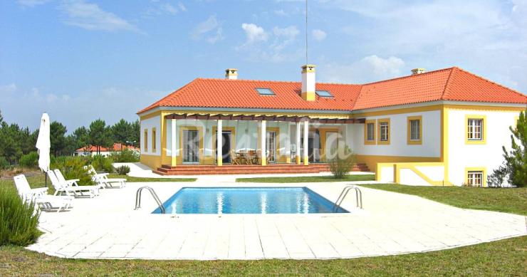 Casas de fim de semana: Desfrutar do Alentejo numa herdade com piscina (fotos)