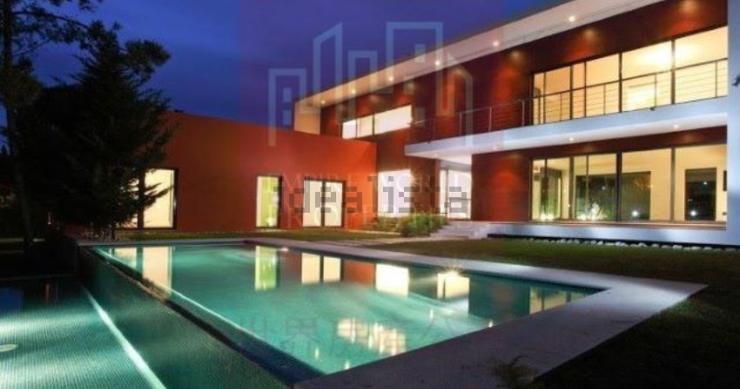 Esta mansão de luxo está localizada em Cascais e custa 5.500.000 euros. Esta mansão de luxo está localizada em Cascais e custa 5.500.000 euros.