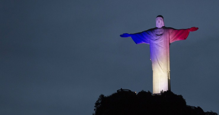 As construções mais emblemáticas do mundo homenageiam as vítimas do atentado de Paris