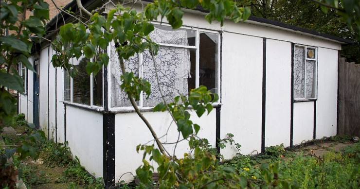 Um bungalow pré-fabricado e abandonado que custa quase um milhão de libras? Sim, em Londres é possível