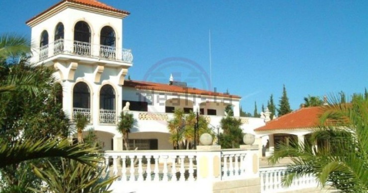 Esta espetacular moradia está localizada em Lagoa, no Algarve, e custa 1.999.000 euros.