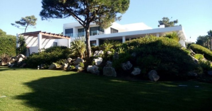 Esta espetacular moradia está localizada em Cascais e custa 3.950.000 euros. Esta espetacular moradia está localizada em Cascais e custa 3.950.000 euros.