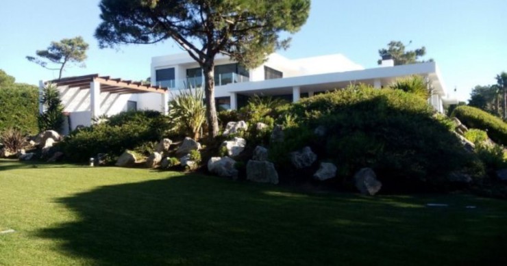 Esta espetacular moradia está localizada em Cascais e custa 3.950.000 euros.