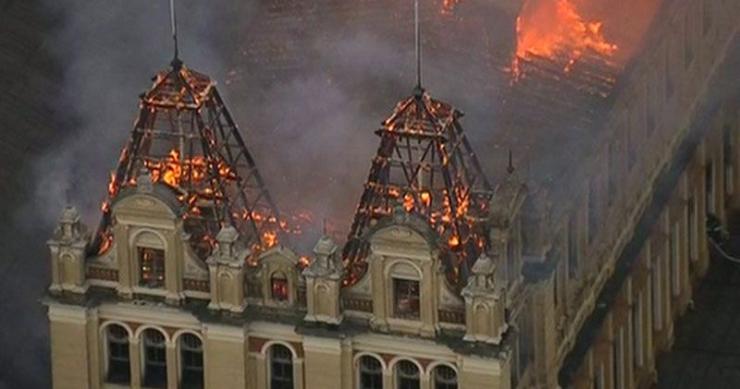 O Museu da Língua Portuguesa, em São Paulo, foi devastado por um incêndio (Foto: TSF).