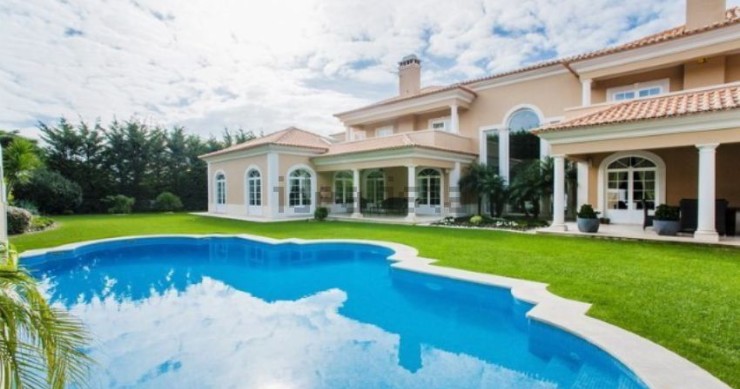 Esta espetacular moradia está localizada em Cascais e custa 5.000.000 euros.