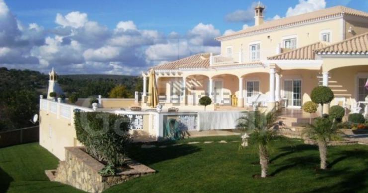 Esta espetacular mansão está localizada em Loulé e custa 1.750.000 euros. Esta espetacular mansão está localizada em Loulé e custa 1.750.000 euros.
