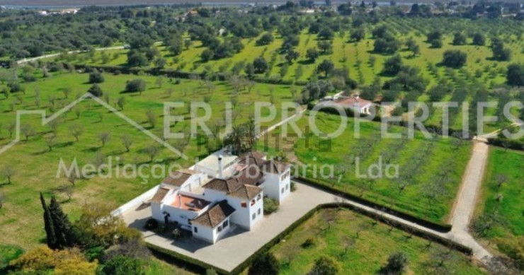 Esta espetacular moradia está localizada em Tavira e custa 1.450.000 euros.