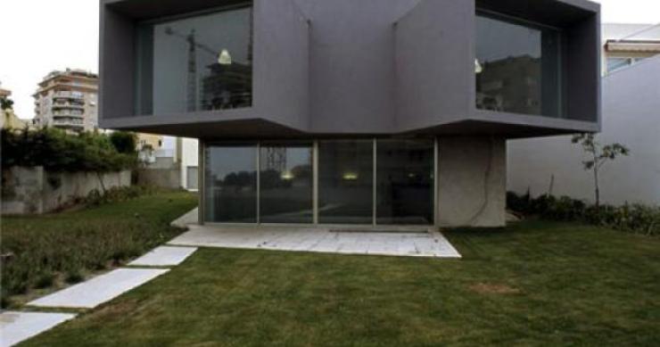 Casa Manoel de Oliveira vendida a marido de Isabel dos Santos por 1,58 milhões de euros