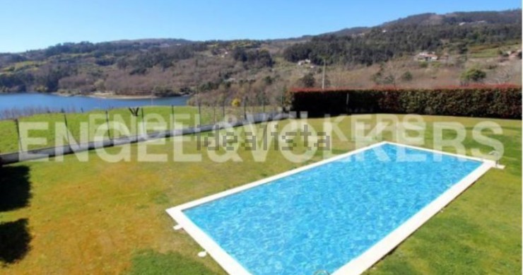 Esta espetacular casa está localizada numa quinta em Penafiel que custa 2.450.000 euros.