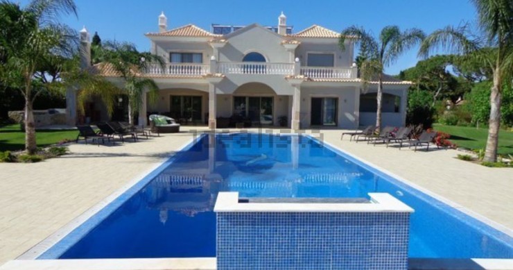 Esta moderna moradia com piscina está localizada em Quarteira e custa 2.700.000 euros. Esta moderna moradia com piscina está localizada em Quarteira e custa 2.700.000 euros.