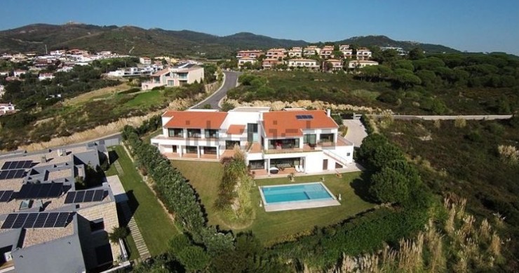 Esta espetacular mansão está localizada em Cascais e custa 3.000.000 euros.