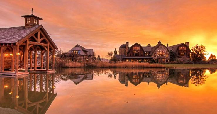 Casas de sonho: Um celeiro transformado numa espetacular mansão rústica com... 20 casas de banho